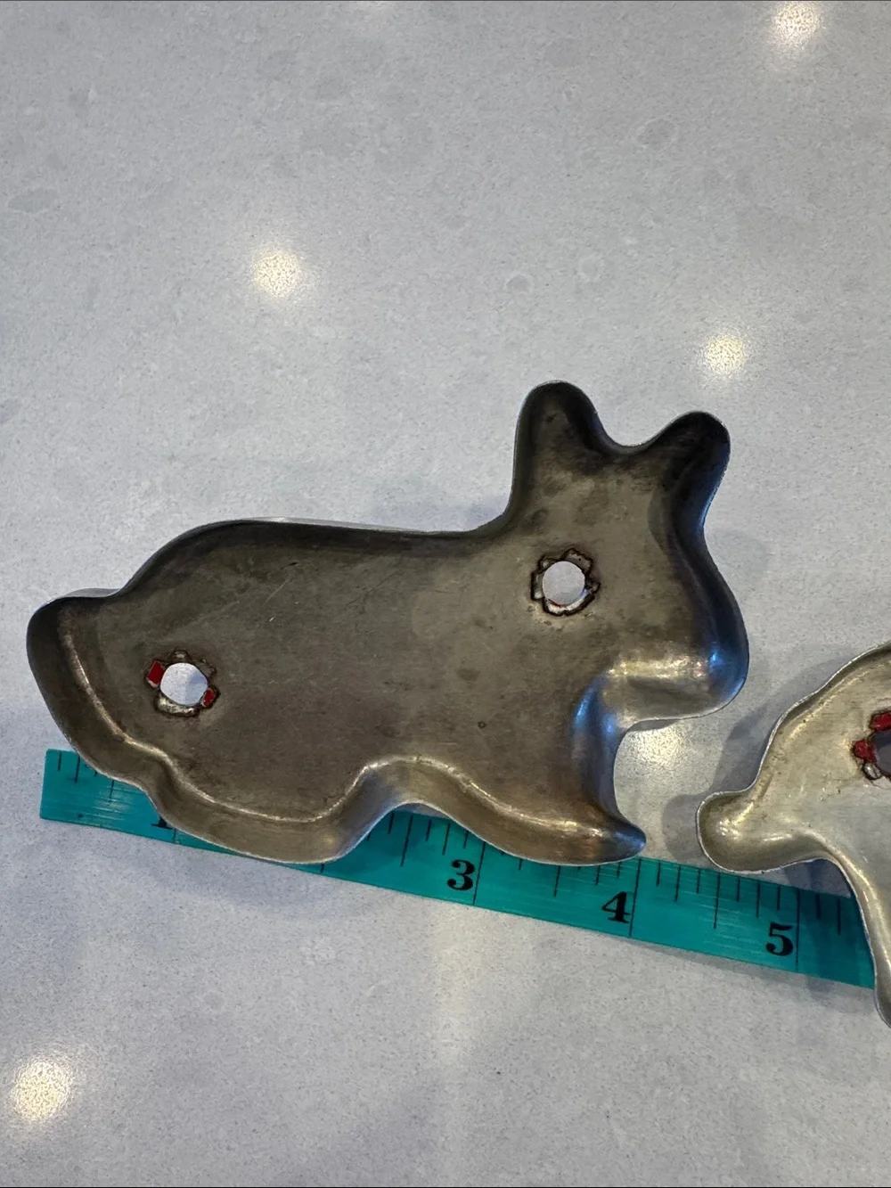 Small Pets Metal bunny lion -Shaped Hay/Feeder Clips in Silver with Red